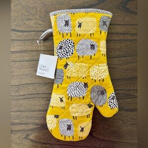 Ulster Weavers oven mitt with adorable sheep
